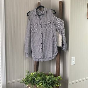 Super cute xl black/white cold shoulder button down shirt. ADORABLE 👚 😍